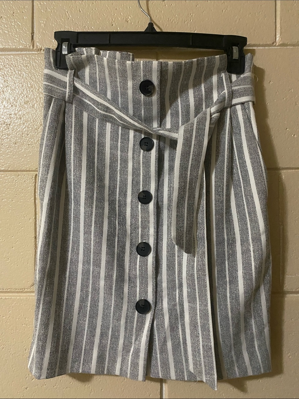H&M Gray & White Striped Button-Front Pencil Skirt with Self-Tie Belt